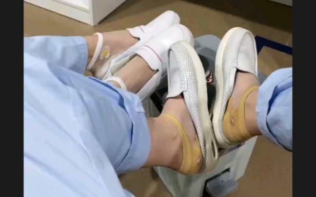 护士鞋脏了懒得刷,臭了又不能继续穿.