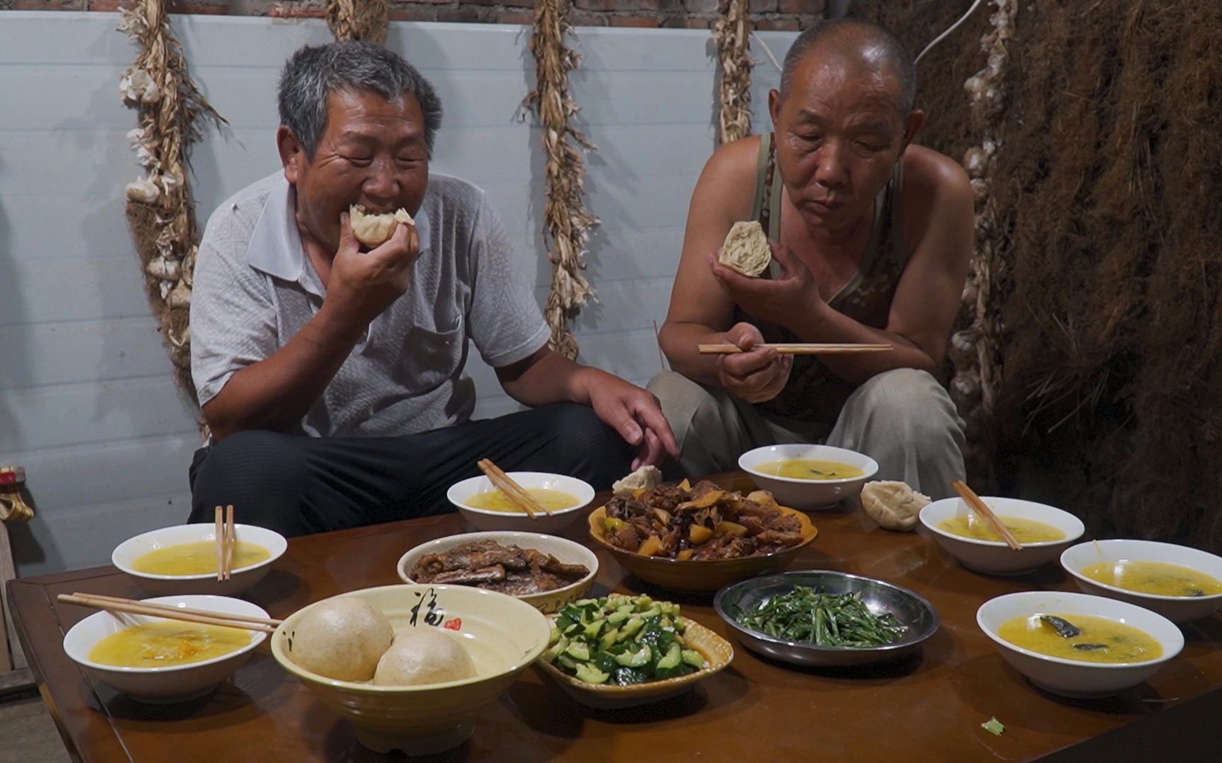 阿远今天做红烧带鱼,又炖了只鸭子,配着全麦馒头吃,扛饿又舒坦哔哩哔哩bilibili