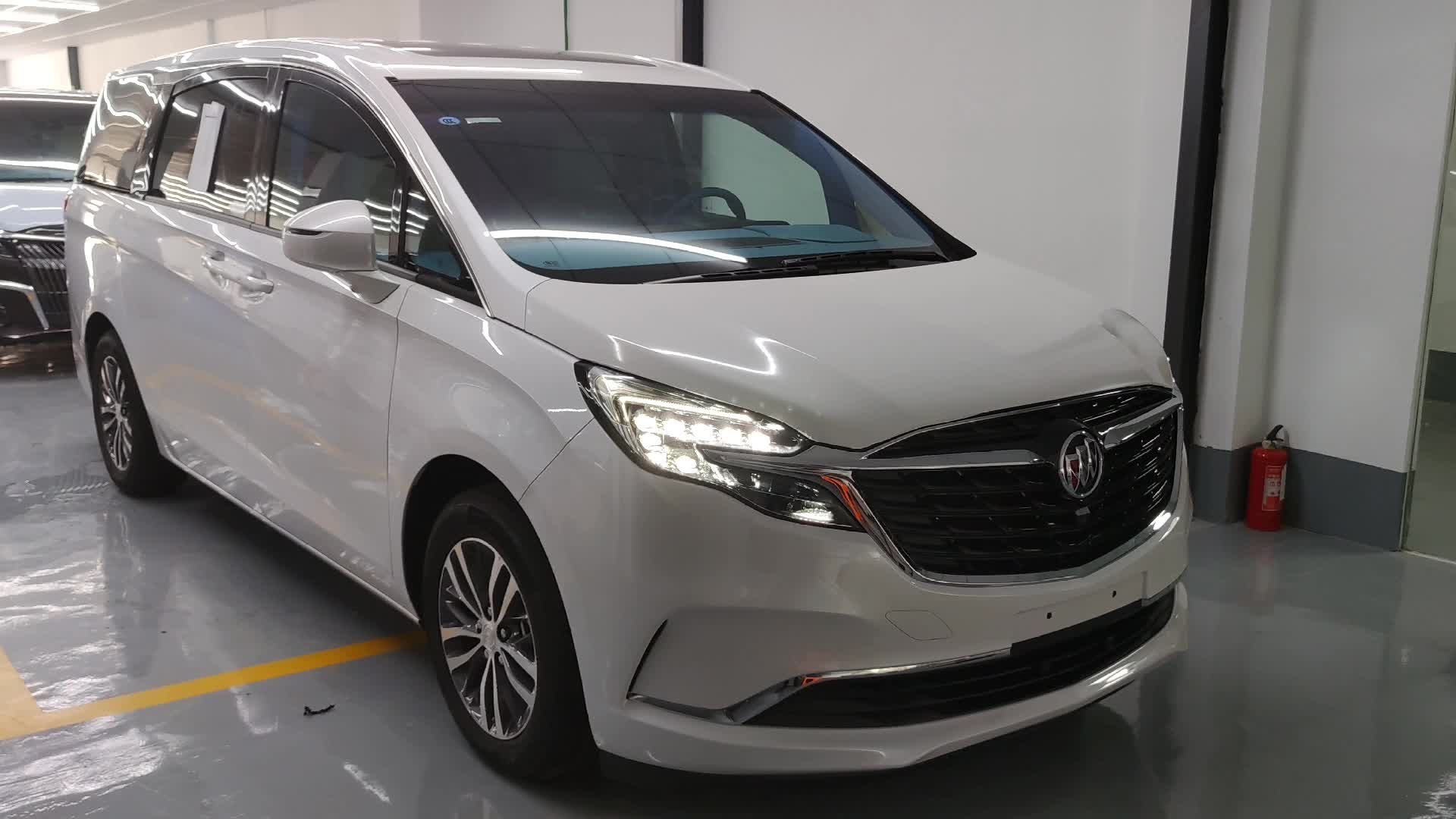 别克gl8雪域白商务车,有现车