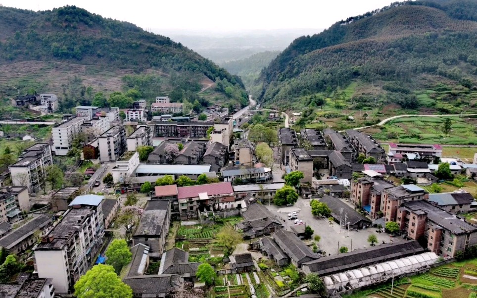 2万人从四川这个镇搬走了,大量住宅楼,被遗留在山沟里!哔哩哔哩bilibili