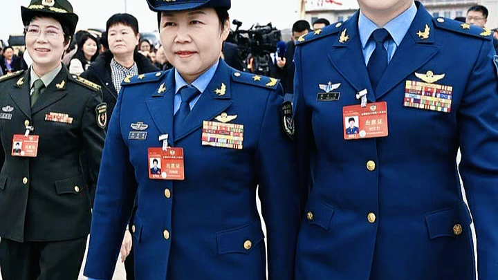 左:程晓健,特级飞行员,2019年阅兵女兵方阵领队正军级,少将军衔.右:刘文力,特级飞行员,运20机长,正军级,少将军衔. #不忘初心牢记使命保...