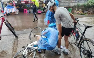 下载视频: 女骑士雨骑还零速摔了，直接社死