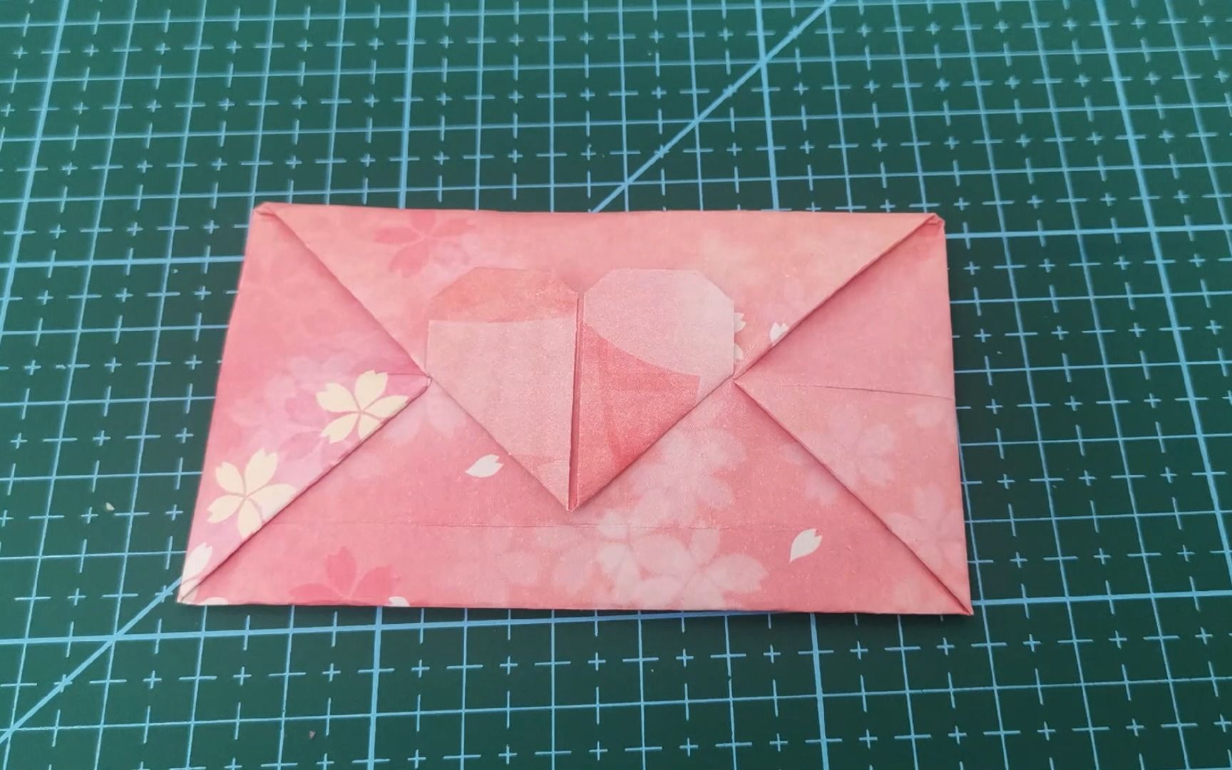 【折纸教程】做一个超级简单的爱心信封
