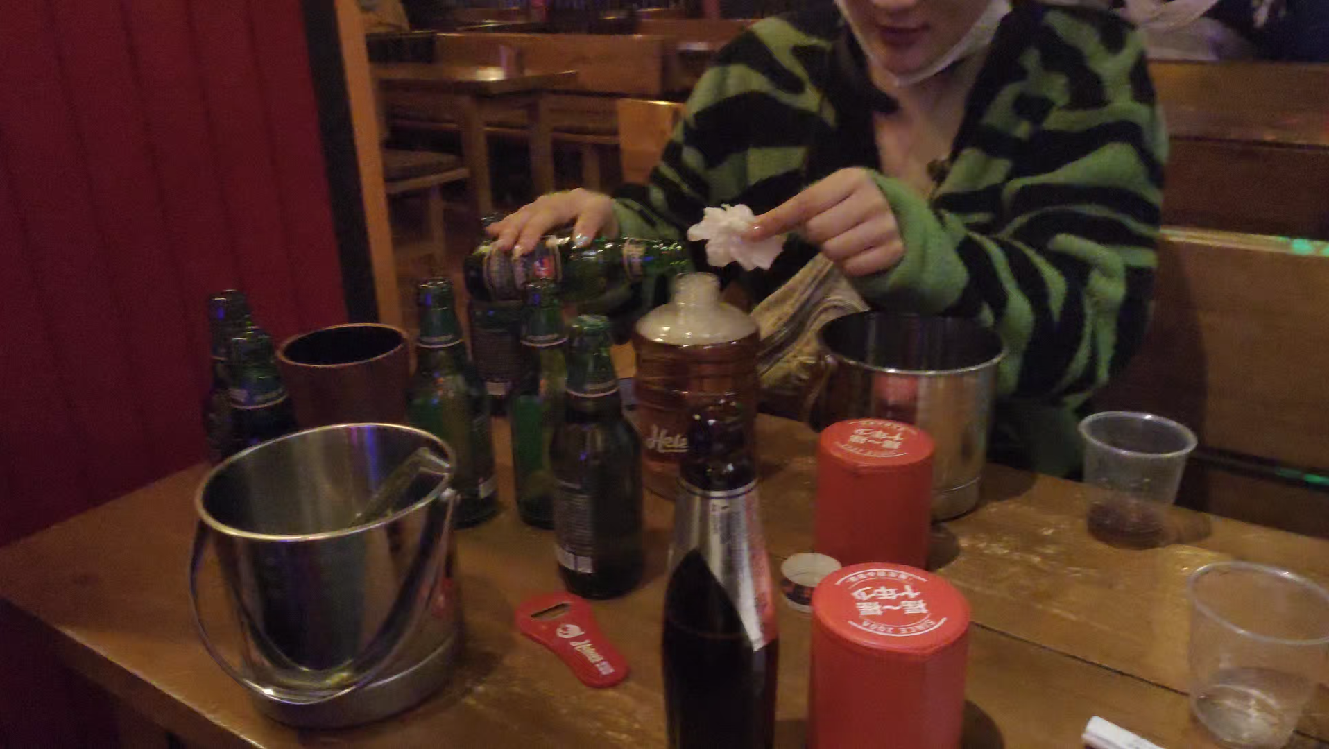 活动作品震惊两个女人在酒吧点了8瓶酒竟是因为这