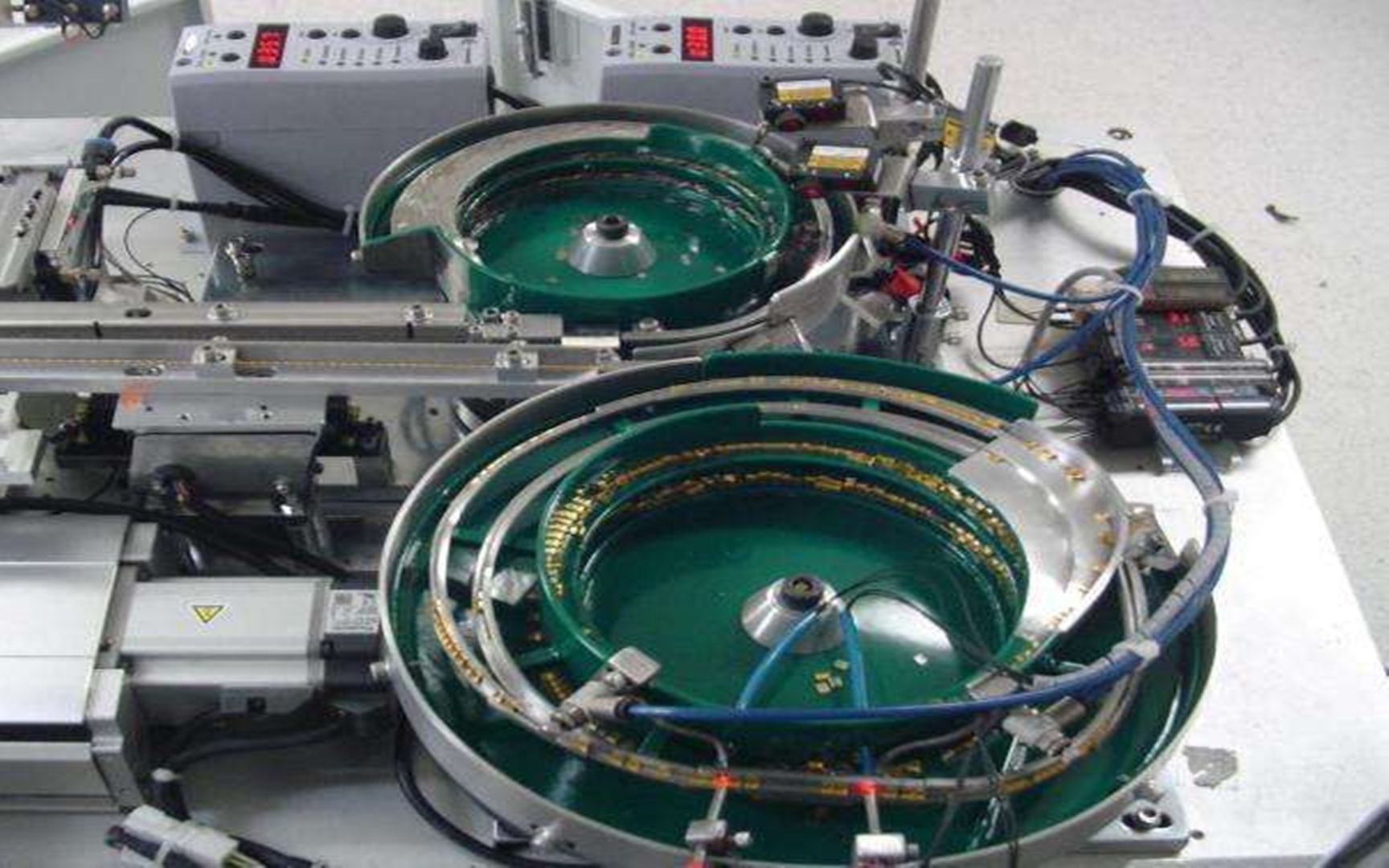 振动盘供料缓存直振机构设计及流道细节设计