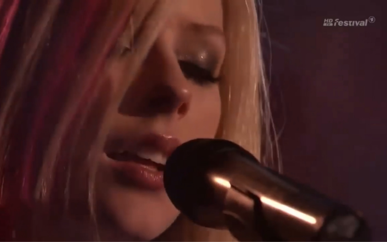 [图]Avril Lavigne - Knockin' On Heavens Door (AcousticLive)