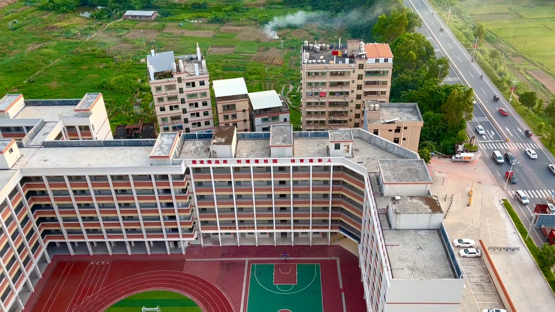 龙川老隆的莲南小学好漂亮啊虽然不大但很新净小而美nice给龙川学校点