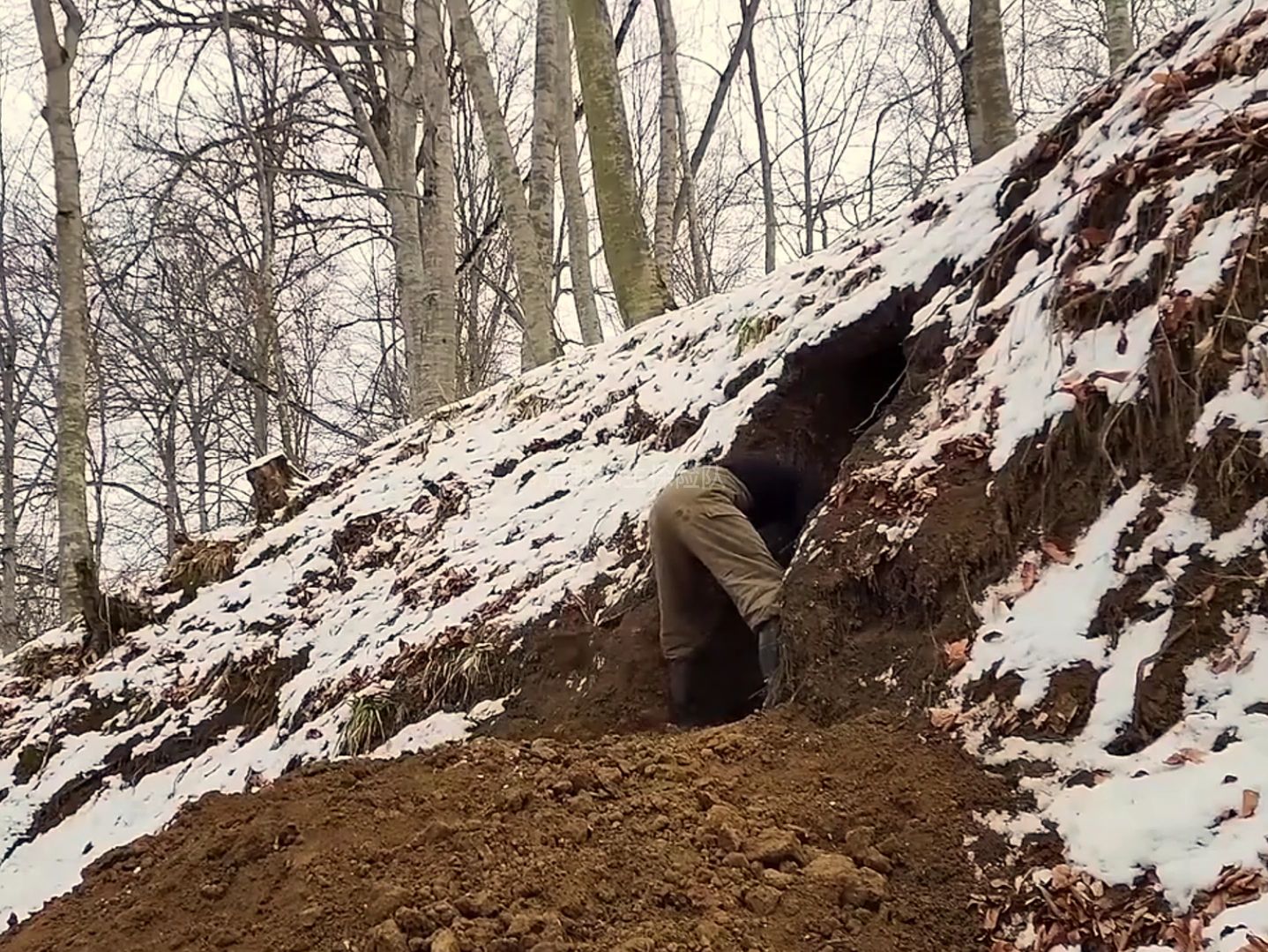 [图]在雪山挖掘出一个山洞当庇护所别提有多爽了