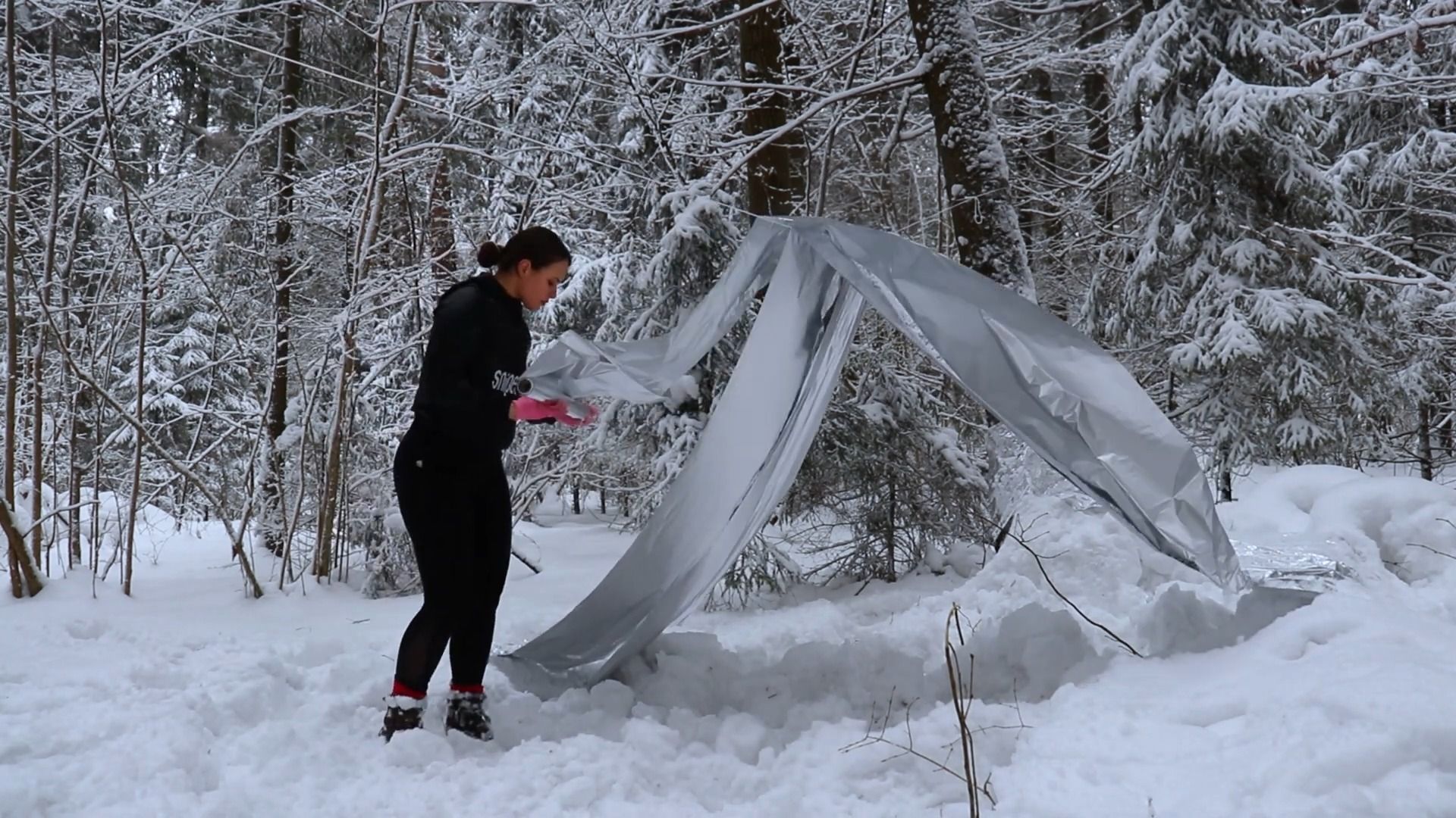 [图]Bushcraft Survival Shelter, Winter Camping in Deep Snow, Outdoors Cooking