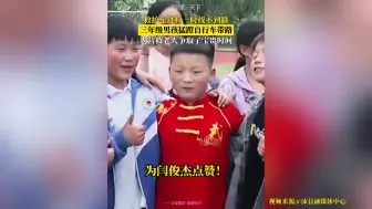 Descargar video: 好样的！救护车在村里找不到路，男孩猛蹬自行车带路！