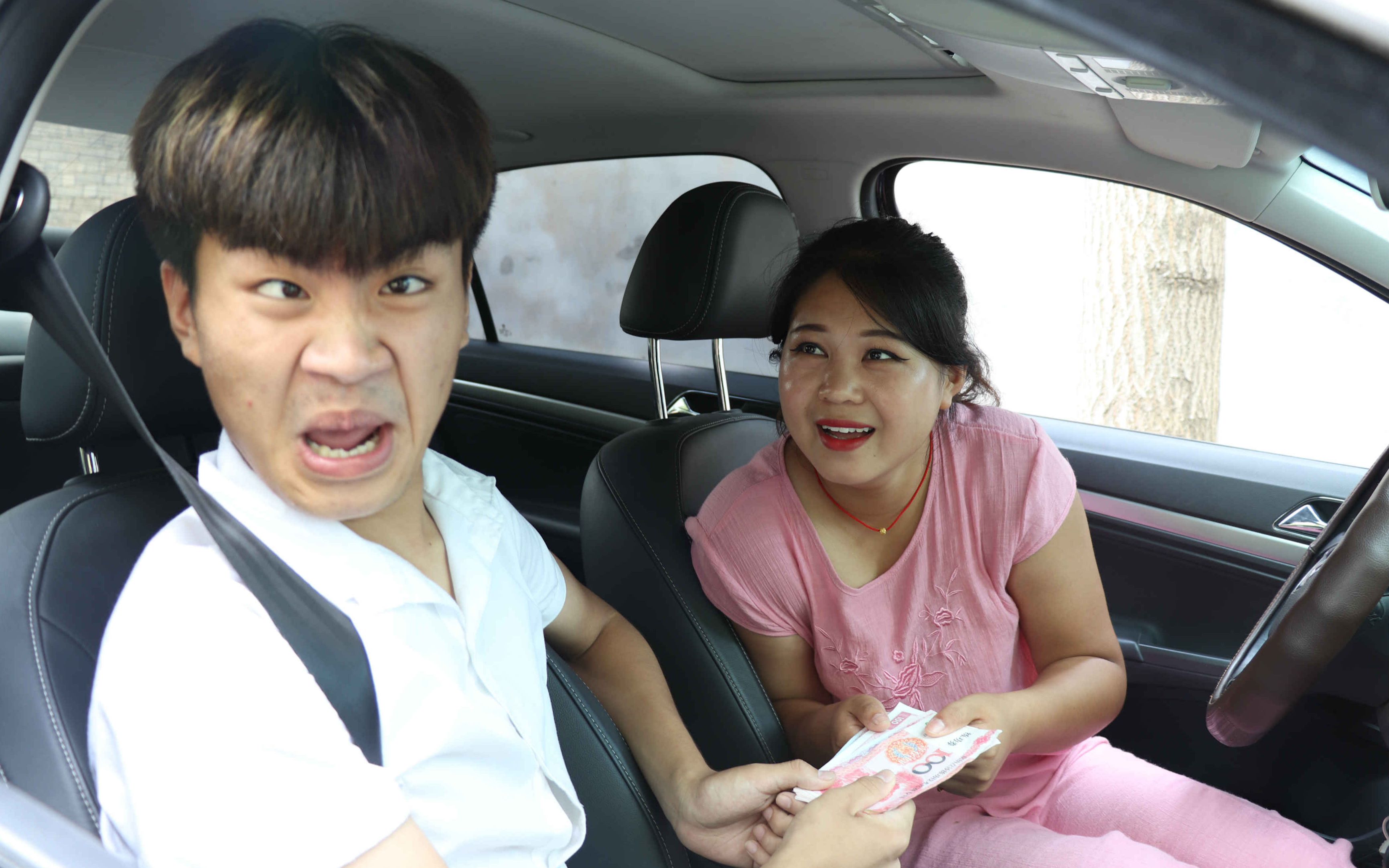 二货美女去驾校练车,教练差点被她气疯,俩人的对话笑得肚疼!