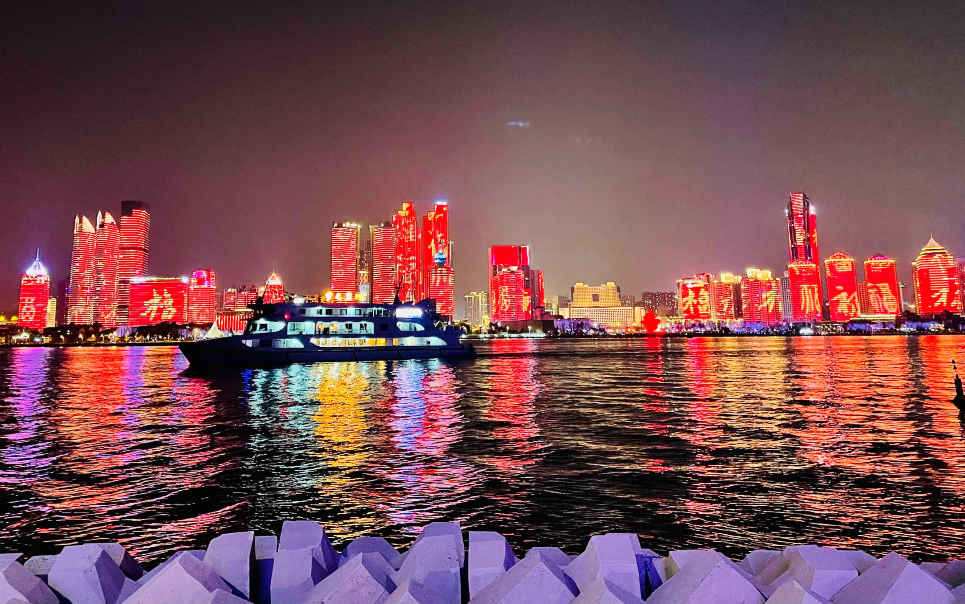 在青岛情人坝看灯光秀是种什么体验解锁新年限定版灯光秀支持杜比视界