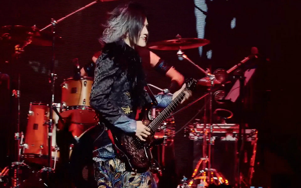 lilith乐队eyescandy现场版越听越好听副歌和中间吉他好爽啊啊啊