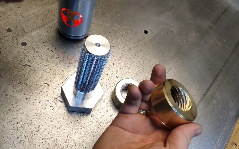 集正反螺纹为一身的螺丝,螺母可以无比丝滑的穿进去_哔哩哔哩