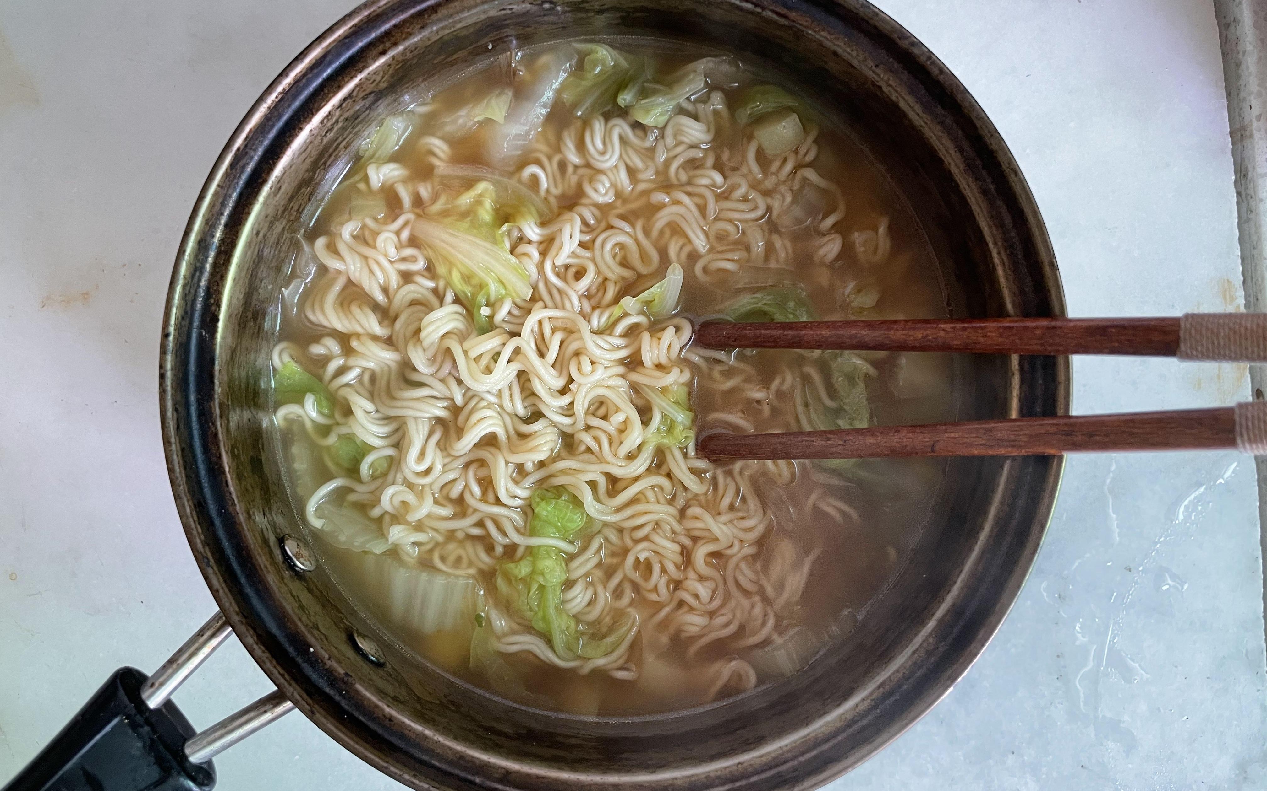 活动  饿了,吃碗面吧!开心!