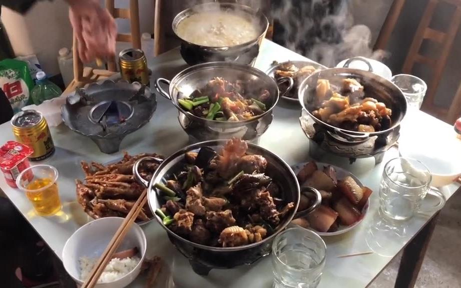 湖南乡下过年吃什么?中途我们选择回农村吃年夜饭,烤火烟熏肉