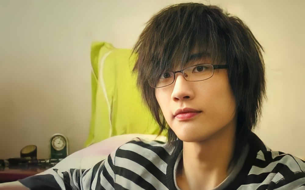 36岁许嵩帅气依旧,首次牵手长腿美女被拍,网友纷纷送祝福