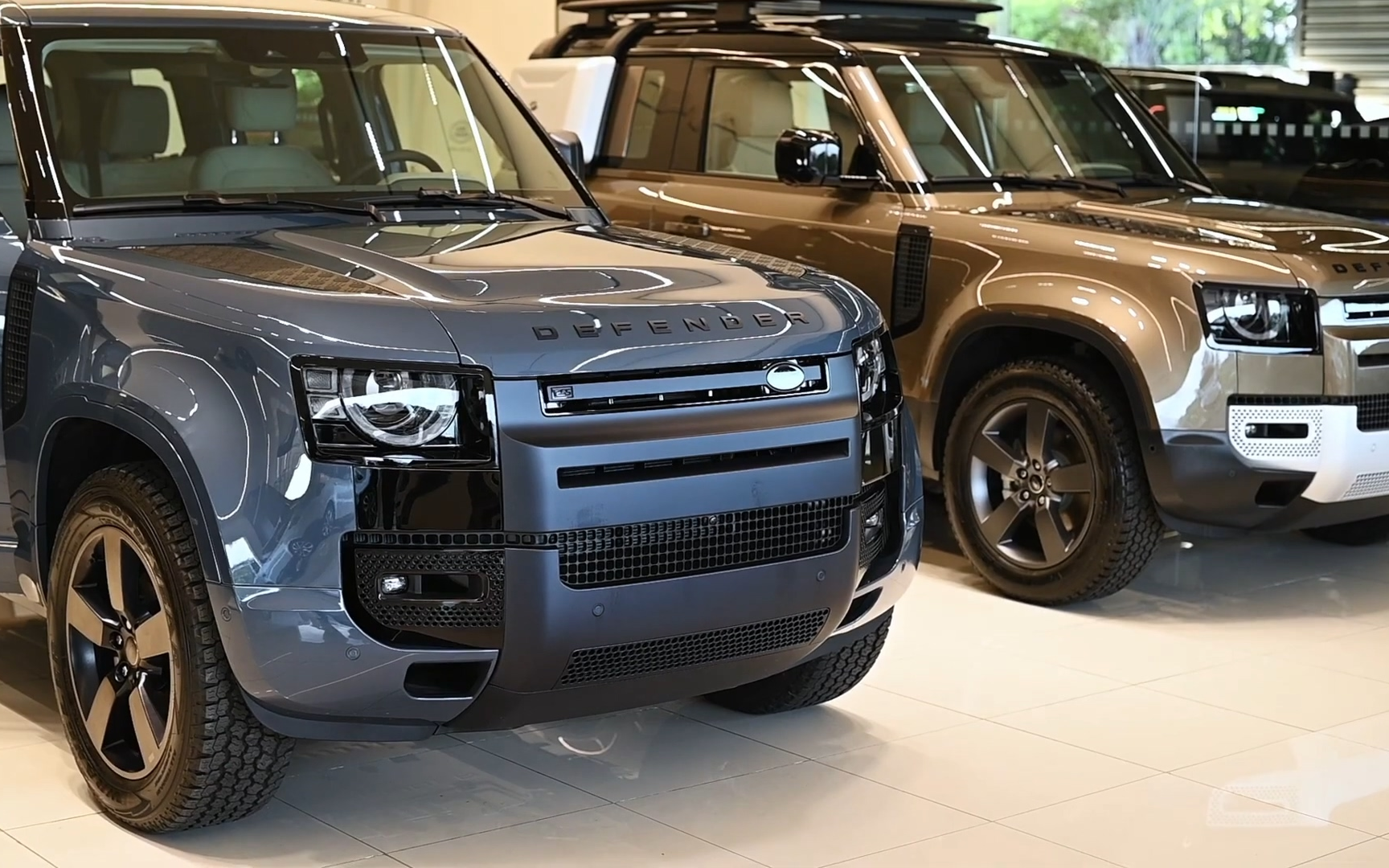 【muniz lifestyle】门店实拍 路虎卫士110 hse 塔斯曼蓝 2022款