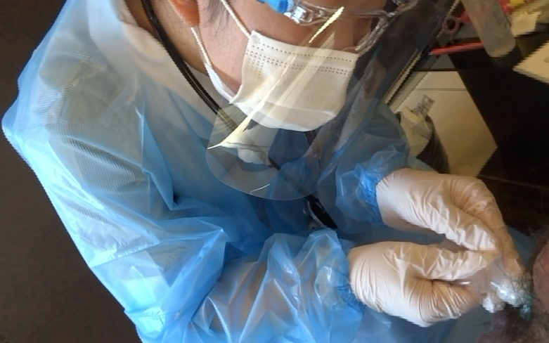 护士戴手套为行动不便的患者提供免费体检