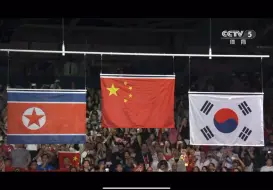 Скачать видео: 五星红旗在巴黎冉冉升起，全场齐唱义勇军进行曲，每一位国人都感到无比的自豪和骄傲