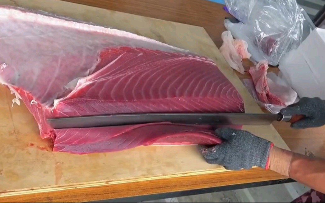 【日本美食】超爽巨型蓝鳍金枪鱼切过秀!每一刀都是讲究