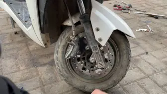 电动车骑行时减震很硬怎么办？试下这个方法；修好后和新车一样
