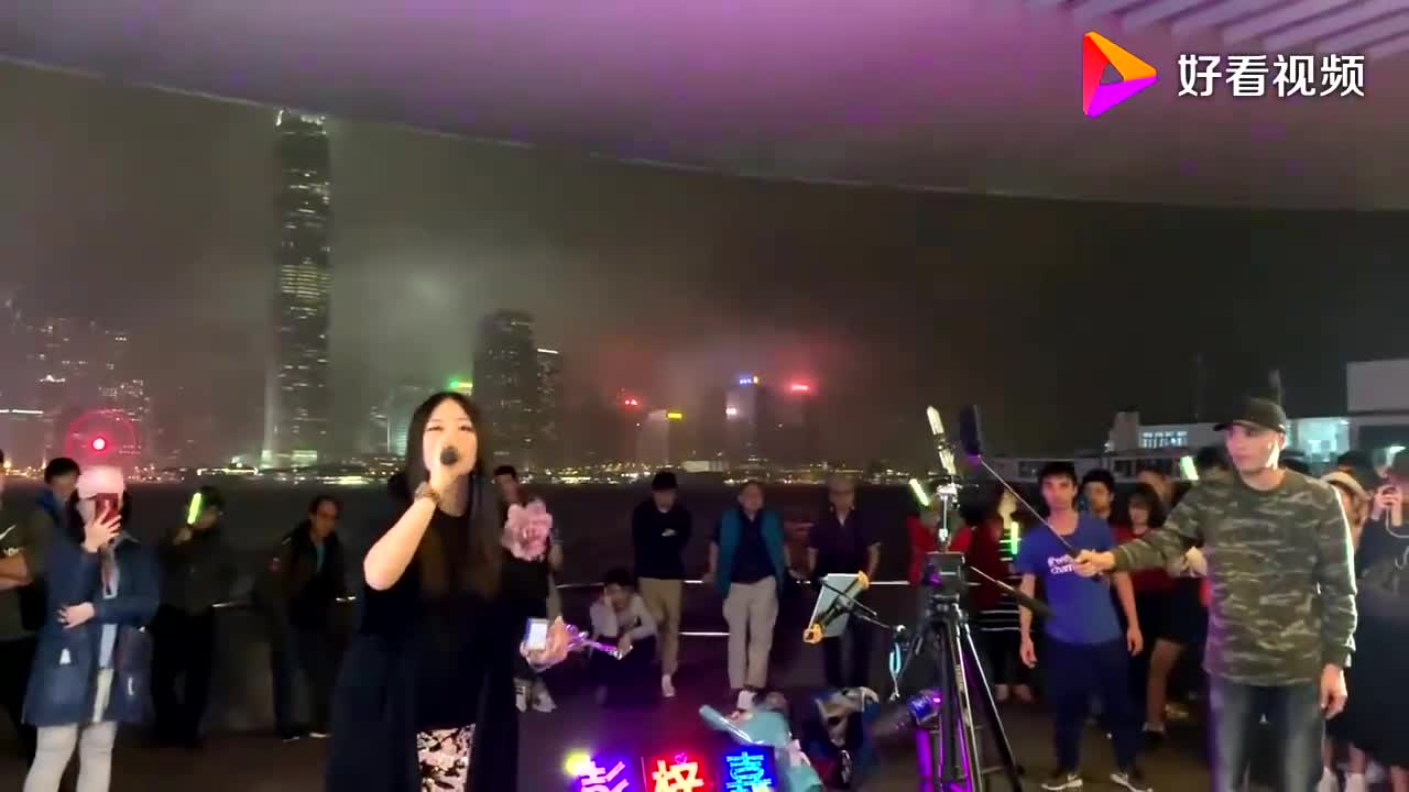 互粉必回:香港小姐姐彭梓嘉街头演唱沙漠骆驼,一首歌燃爆现场气氛