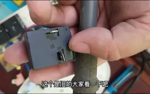 Скачать видео: 电热水器通电不加热维修 维修方法很简单 很多用户却花了高价