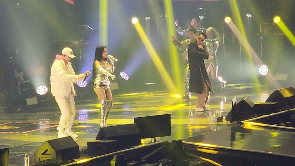 231210 严正花蚕室演唱会  告诉我> feat. jinusean