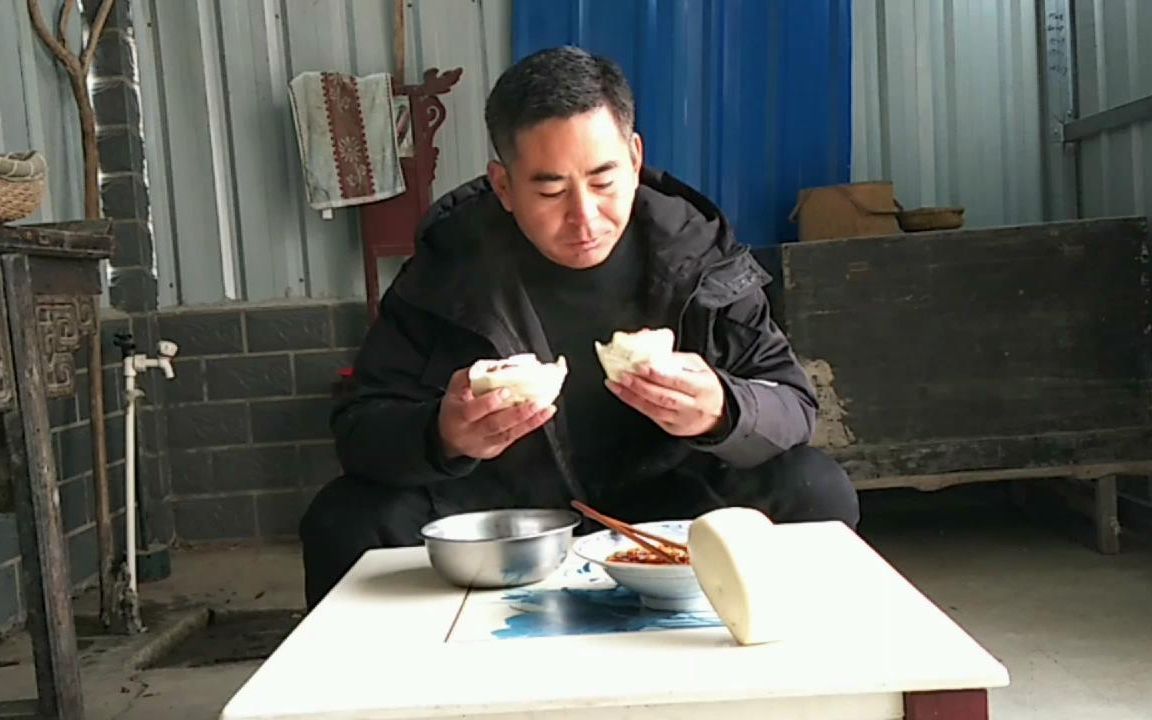 安徽阜阳:农村男人的粗茶淡饭,馏酱豆蘸馍一碗白开水吃饱