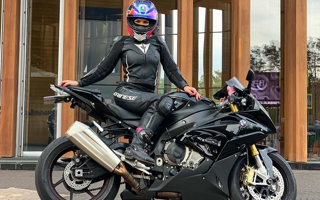 骑宝马bmw双r摩托车的俄罗斯女骑士