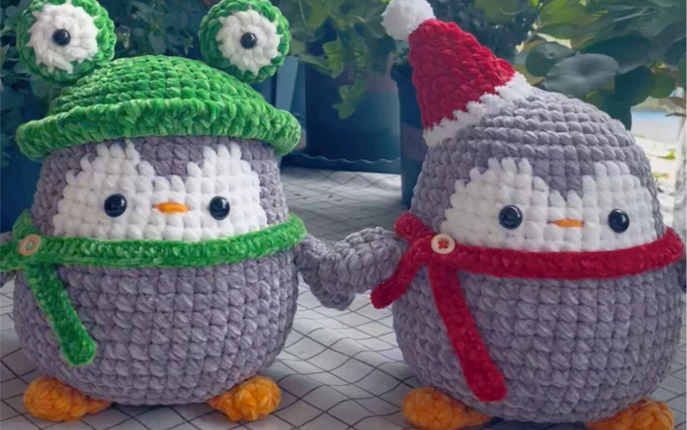 手工毛线编织两只可爱的企鹅宝宝