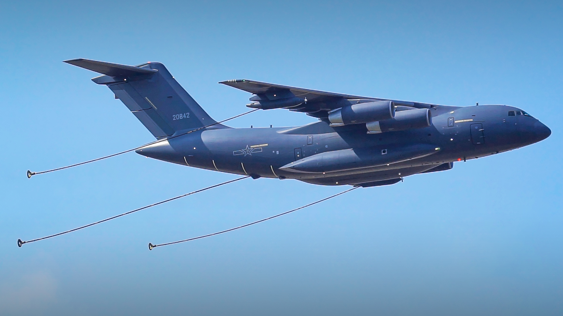 空军航空兵战术长航时飞行训练,"超级奶妈"运油-20保障有力