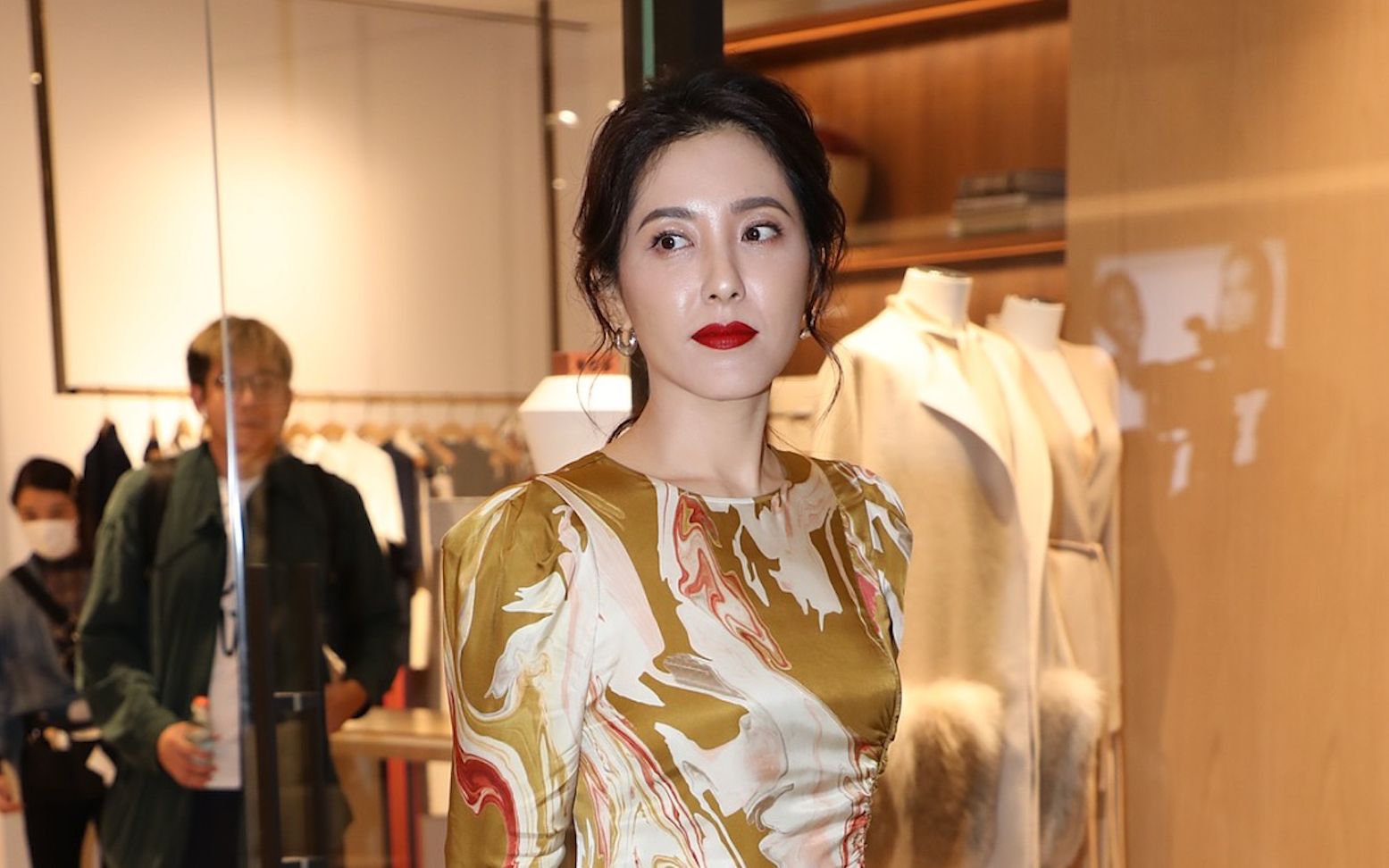 曾黎优雅亮相尽显女神范期待打破美想挑战农村戏