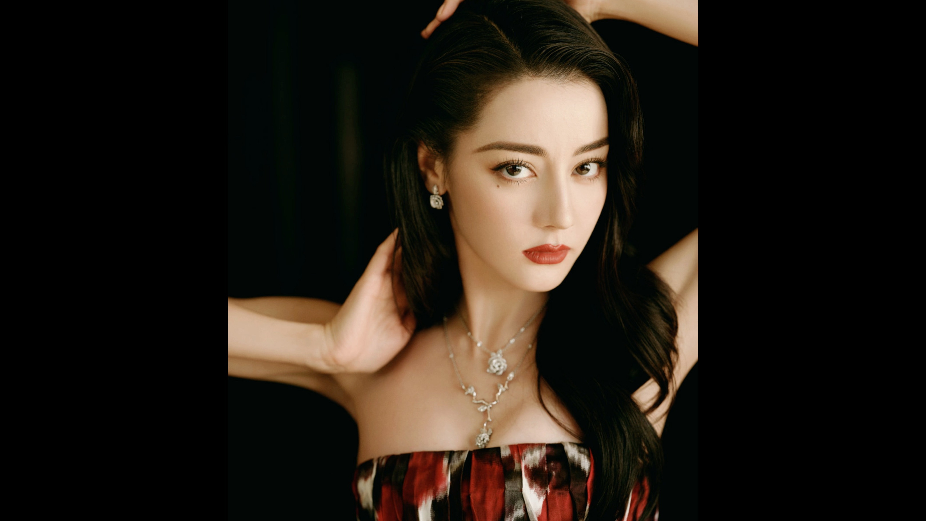 是迪奥女郎,更是适合中国宝宝体质的女郎!她就是迪丽热巴·迪力木拉提