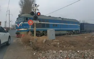 Video herunterladen: （铁煤）蓝瓜7720牵引K18AK（铁岭 电厂 自备 车）通过一个铁路道口