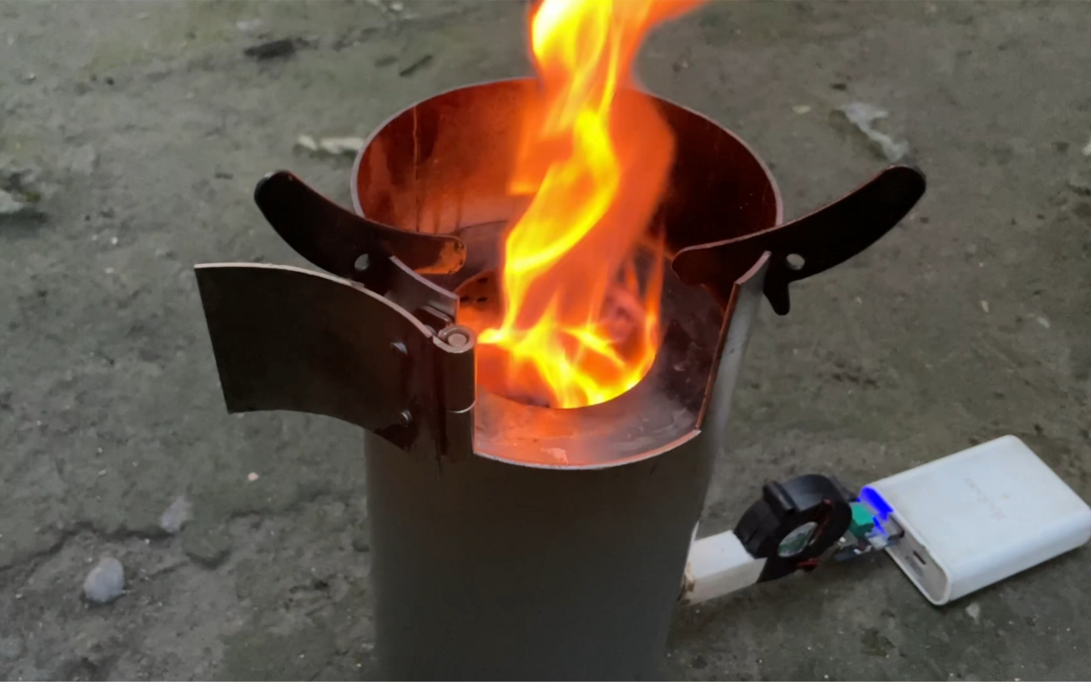 小伙用镀锌管自制柴火炉改进版,这次改进了内胆进气孔的布局,燃烧更