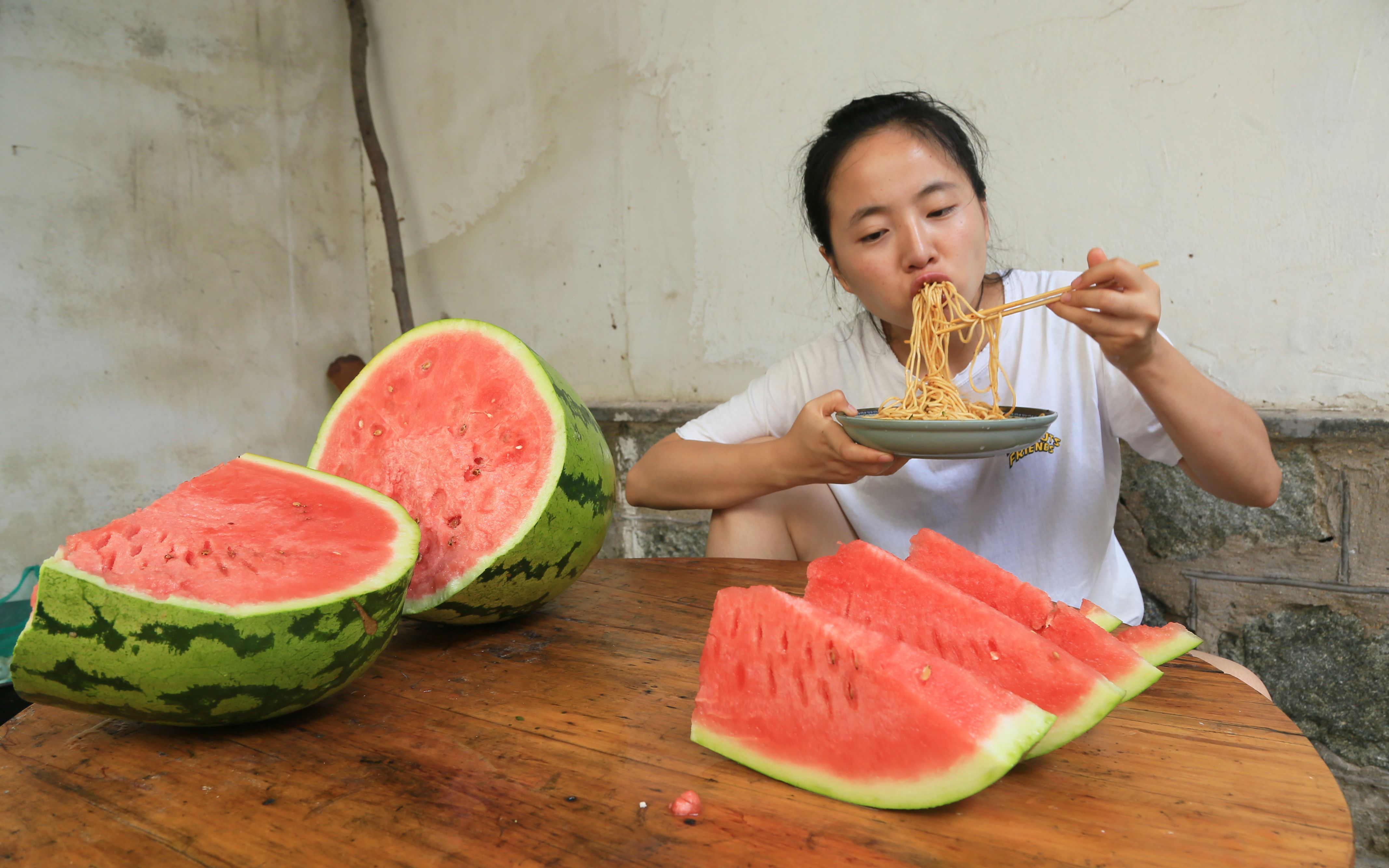 小玉热得受不了,花50元买40斤大西瓜,用井水拔凉,配凉面吃真爽