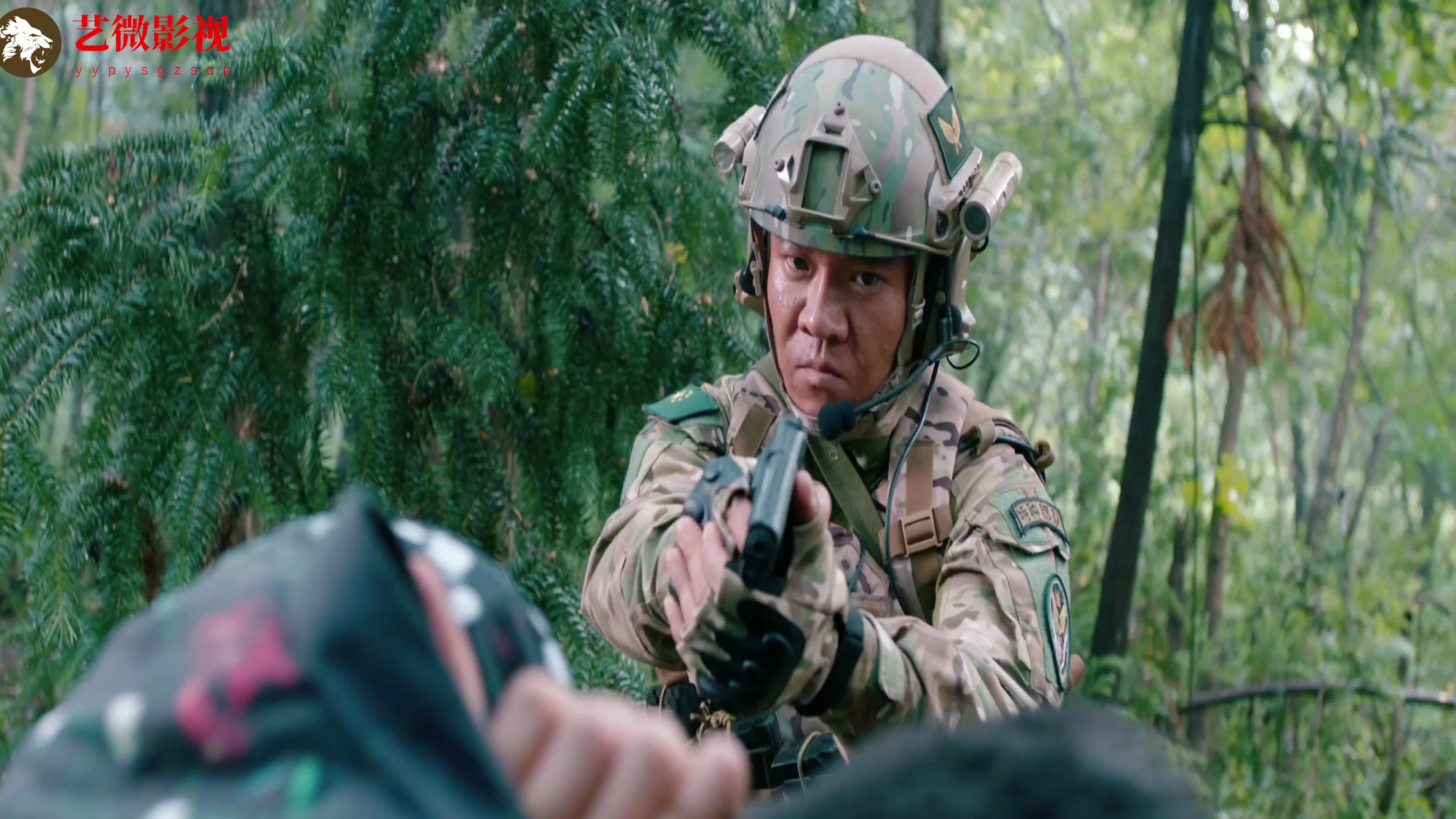 狼鹰小分队遭遇不明敌情队长徒手制止敌人老大