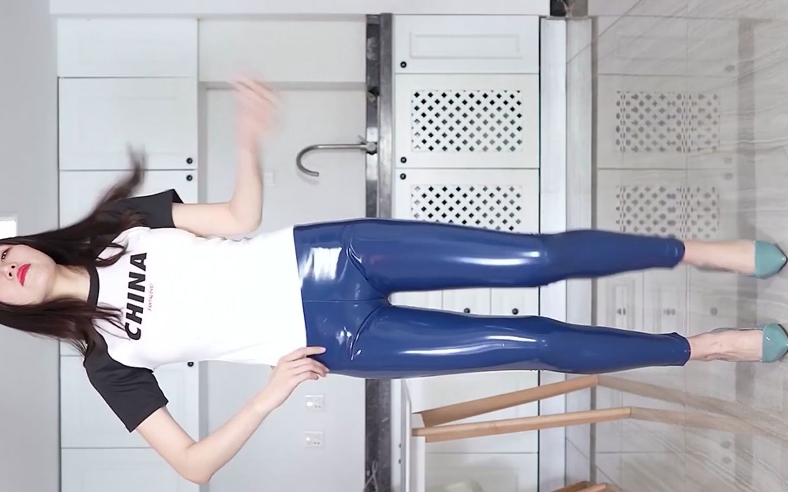 「七七」新期油光紧身皮裤舞蹈秀