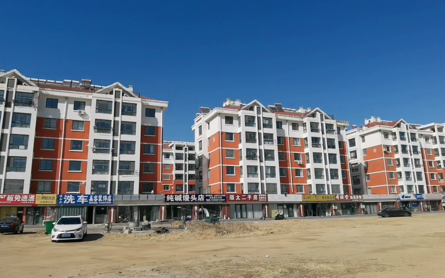 乳山银滩滨海小城小区,紧邻商业街,门口有家家悦超市