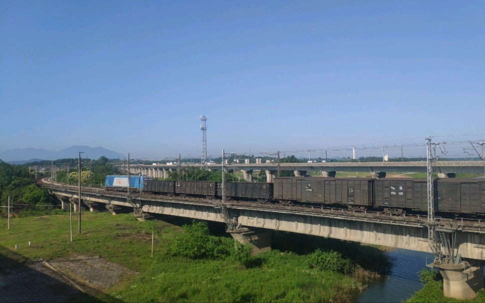 南局向段hxd1b_0024牵引货列通过k1363公里标弯道