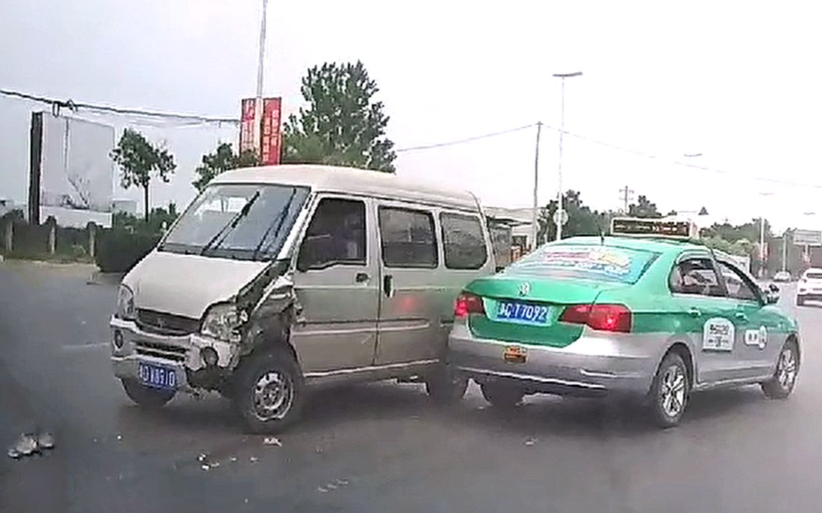 交通事故合集:车技“高超”的出租车,我们尽量要远离哔哩哔哩bilibili