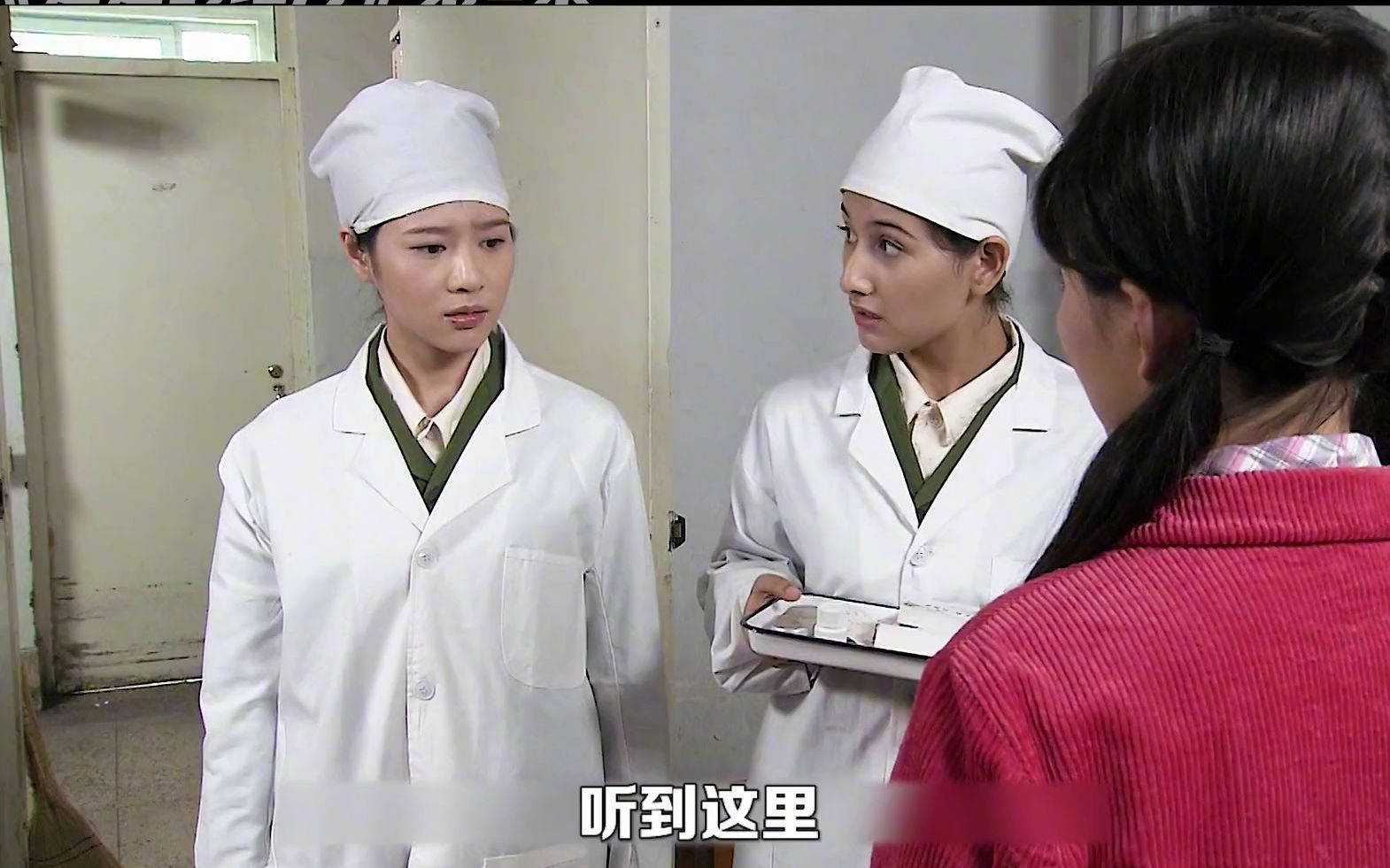 看见袁鹰穿着自己的衣服韦洁毫不客气的拿了回去