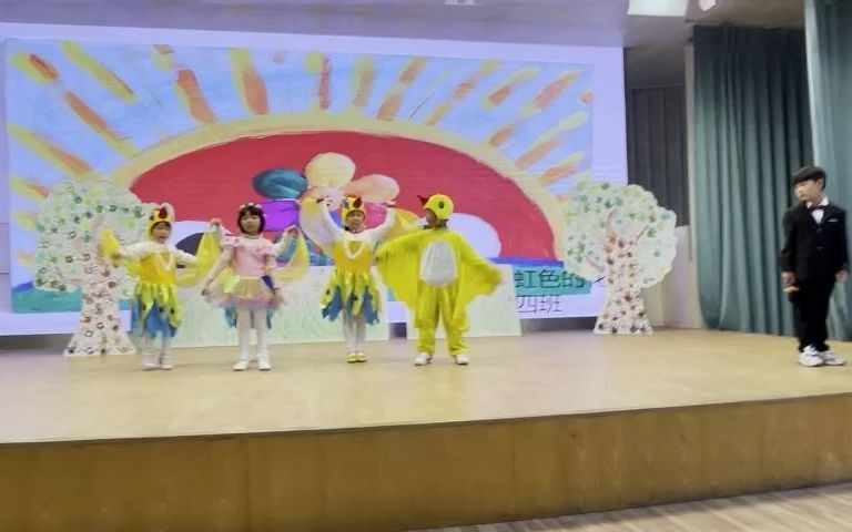 [图]绘本剧：《彩虹色的花》，表演者：新星幼儿园北京路园中四班