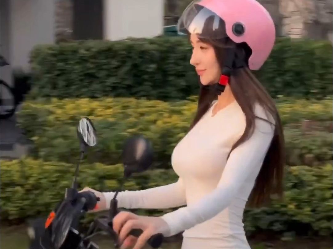 美女骑小电动车