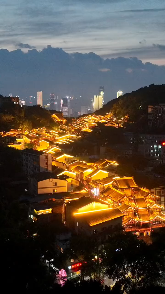 重庆黄桷垭老街夜景图片