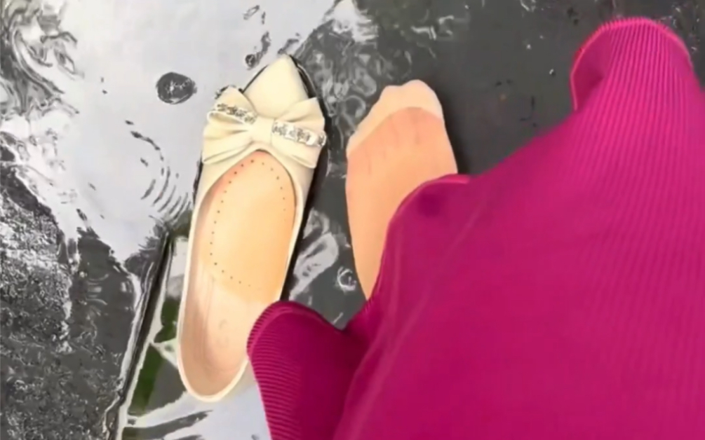 下雨天就是要踩水玩