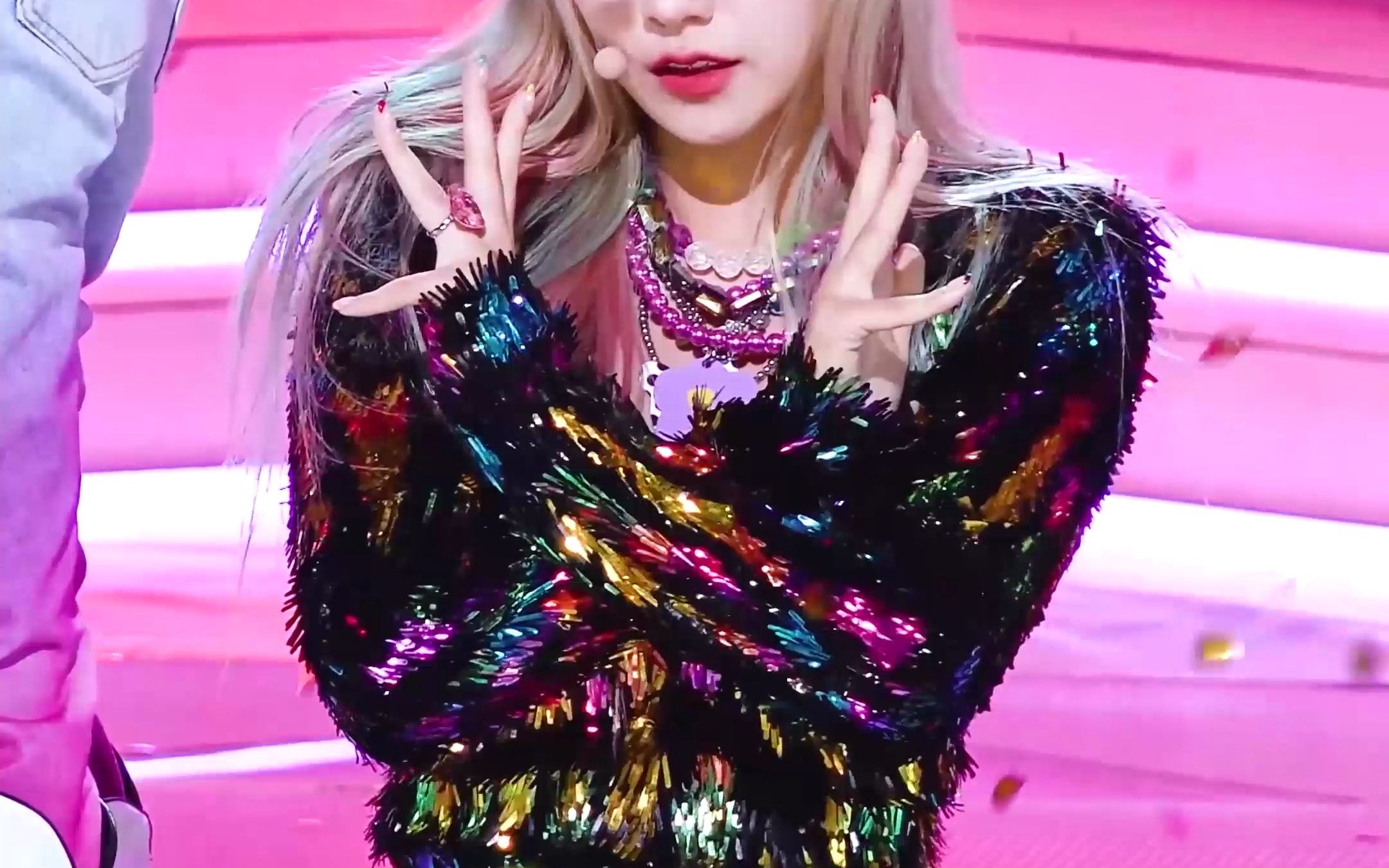 【黄礼志竖拍】not shy(一身斑斓黑 荧光绿长靴…)sbs 200823