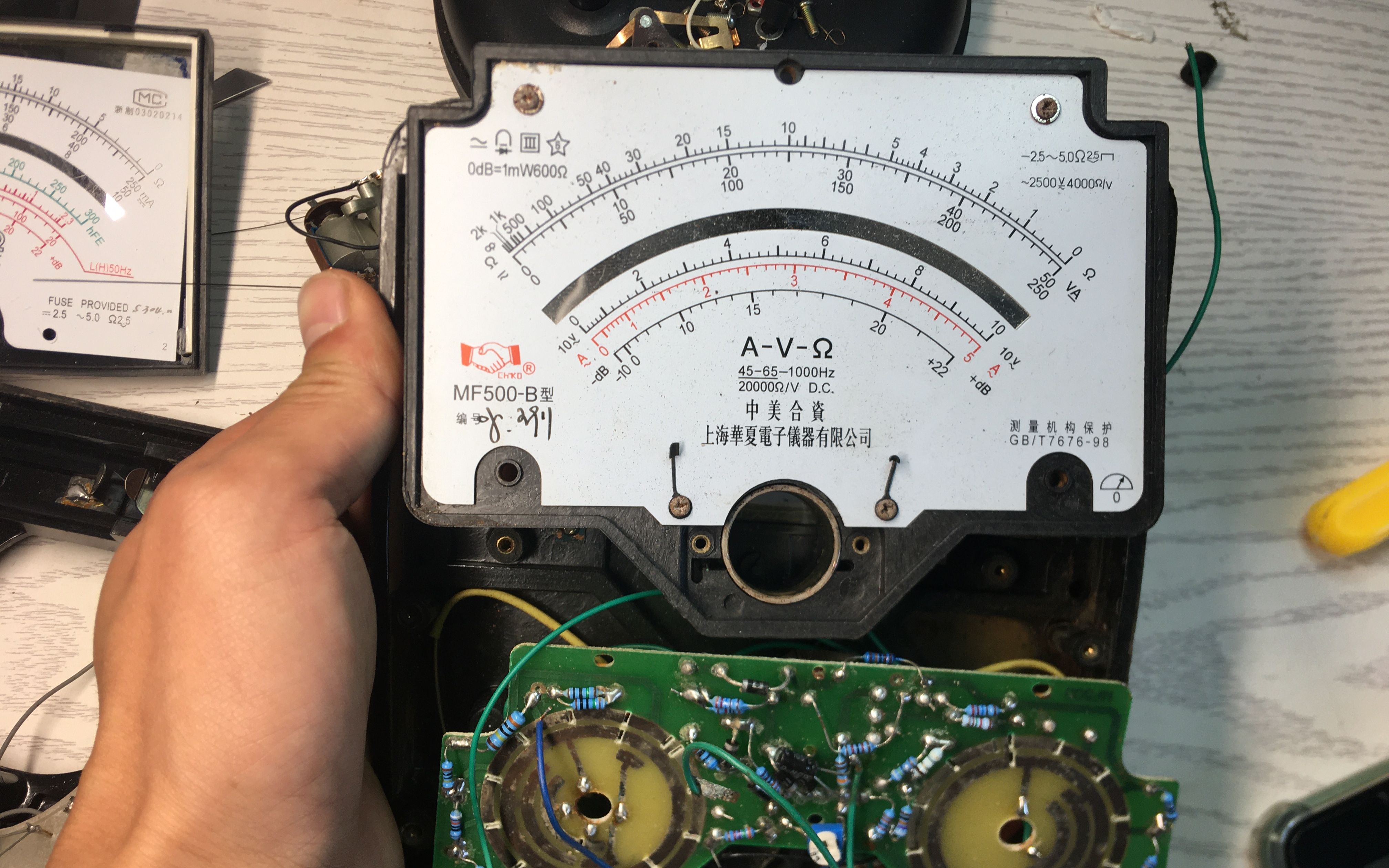 拆解两款老式指针万用表,十几年历史了,会比现在的数字表好用吗